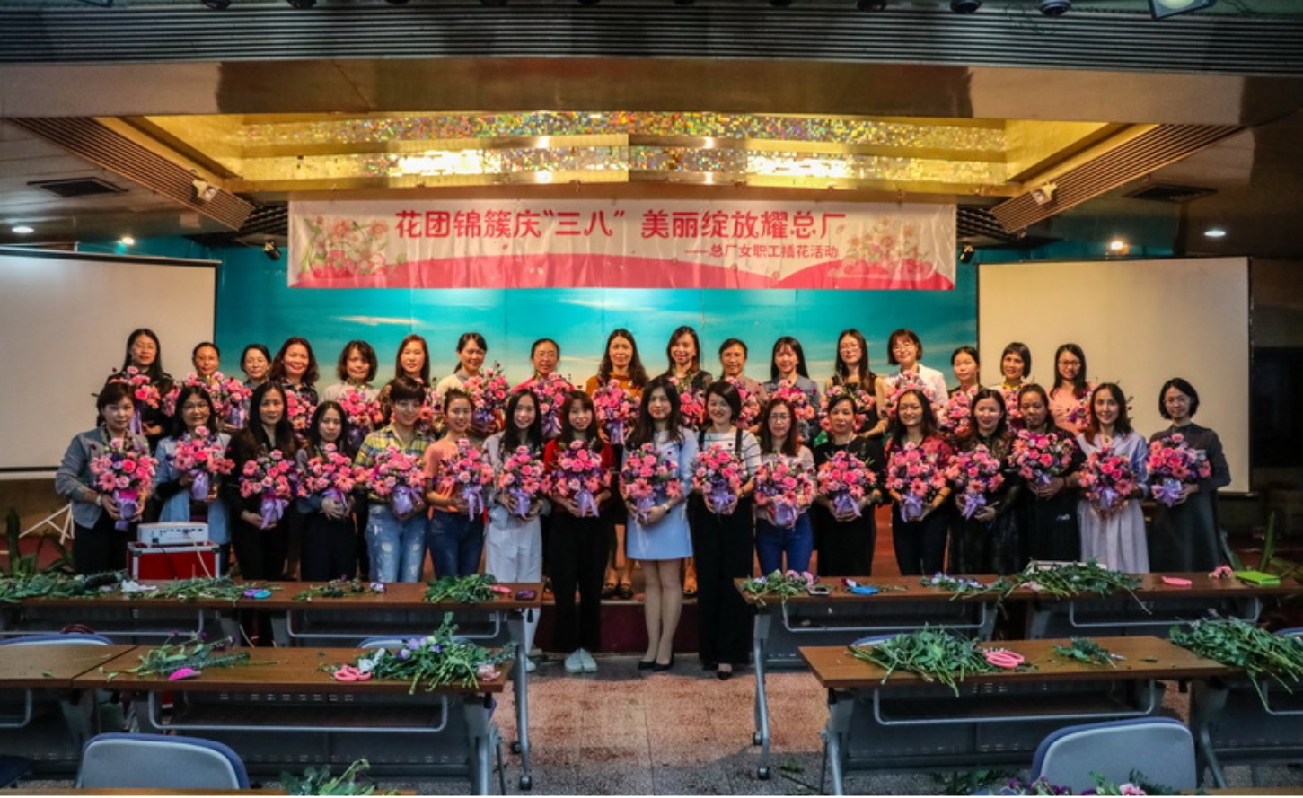 花团锦簇庆“三八” 美丽绽放耀总厂  ——白云山制药总厂插花活动